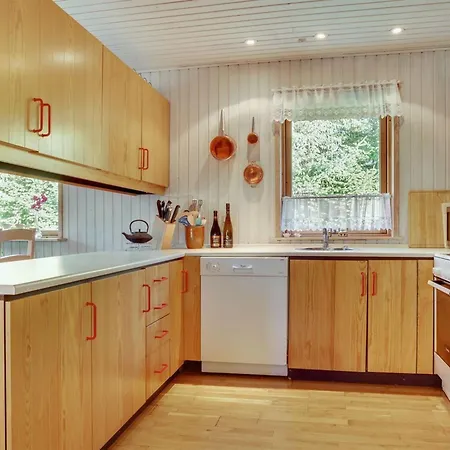 Aurea - 1km From The Sea By Interhome Hals